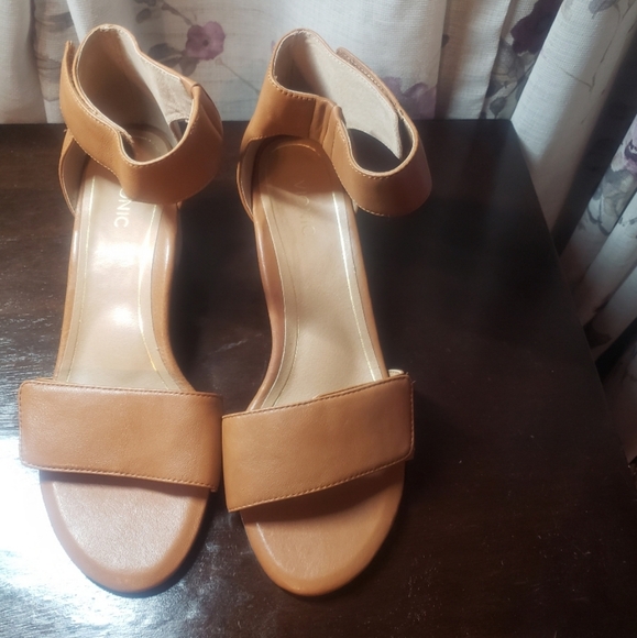 Vionic Block Heel Leather Sandals - Picture 2 of 4